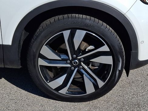 Used 2024 Volvo XC40 B5 Plus w/ Climate Package image 8