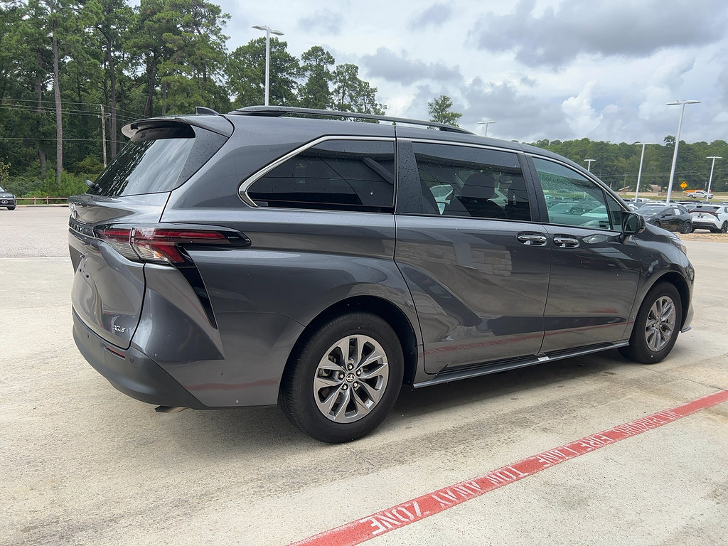 Used 2025 Toyota Sienna XLE FWD image 2
