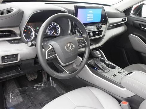 Certified 2023 Toyota Highlander XLE image 20