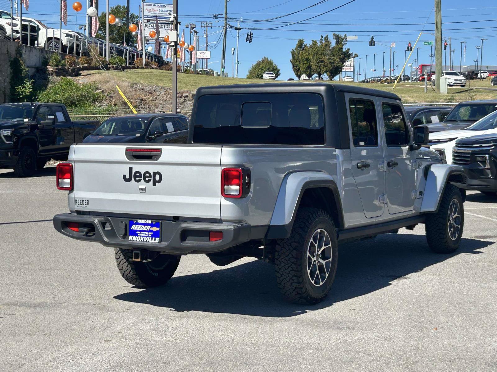 Used 2024 Jeep Gladiator Sport AWD/4WD image 7