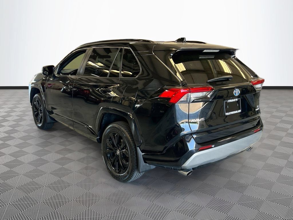 Used 2022 Toyota RAV4 SE w/ Convenience Package AWD/4WD image 5