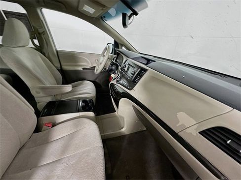 Used 2013 Toyota Sienna LE image 27