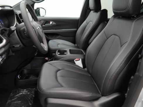 New 2026 Chrysler Pacifica Select image 15