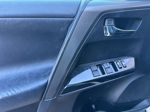 Used 2016 Toyota RAV4 SE image 10