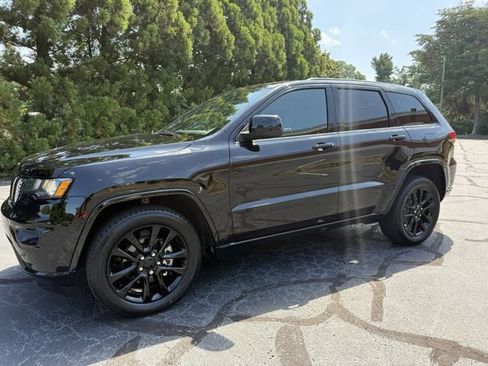 Used 2019 Jeep Grand Cherokee Altitude AWD/4WD image 2