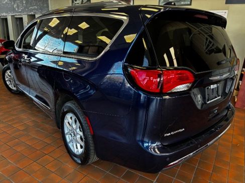 Used 2020 Chrysler Pacifica Touring-L image 7