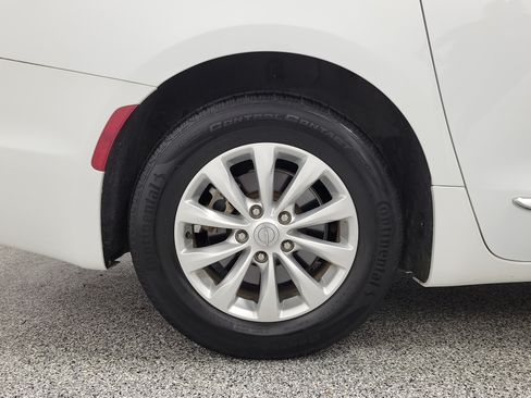Used 2019 Chrysler Pacifica Touring-L FWD image 9