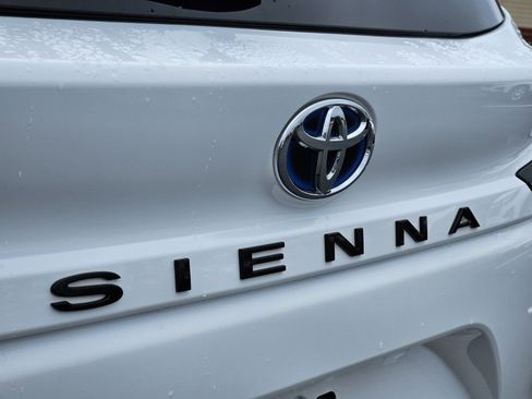 Used 2022 Toyota Sienna XSE image 15