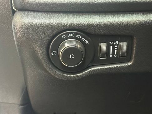 Used 2022 Chrysler Pacifica Limited w/ Uconnect Theater Family Group FWD image 23