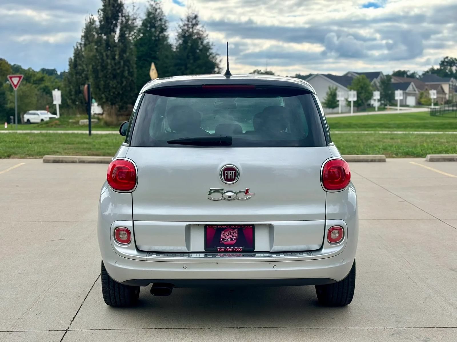Used 2017 FIAT 500L Lounge w/ Premium Package FWD image 6