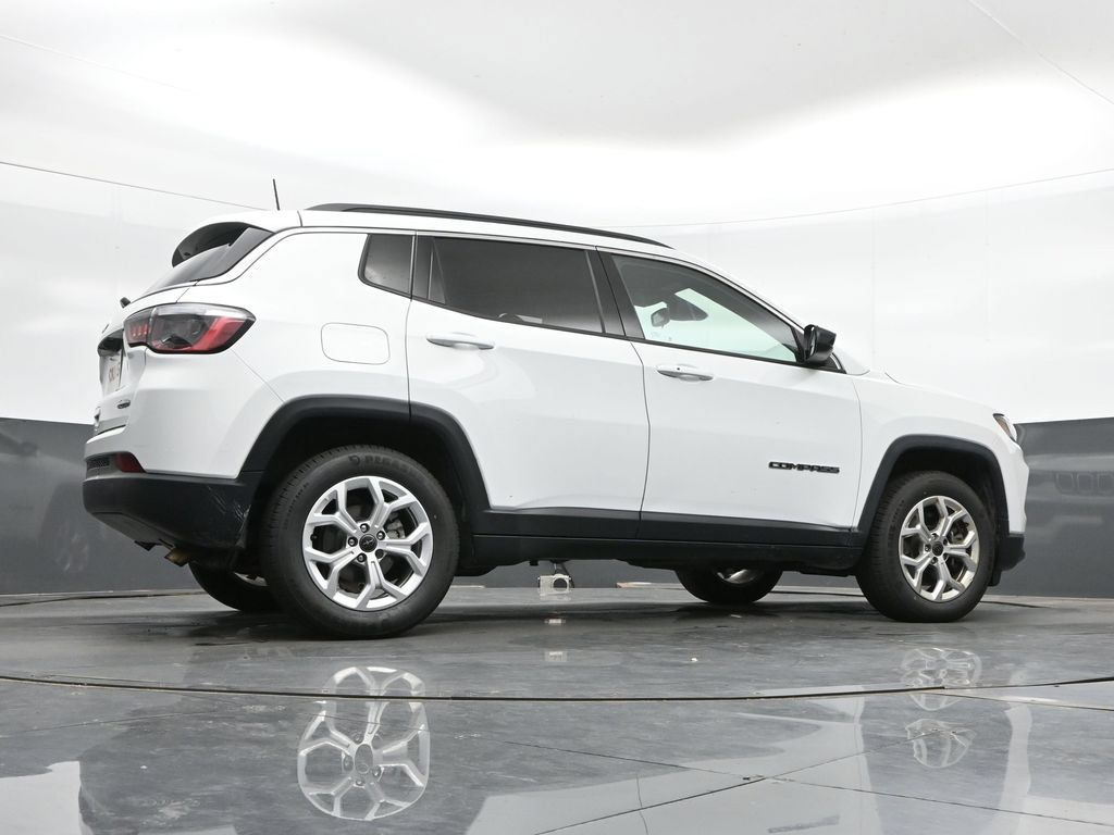 Used 2025 Jeep Compass Latitude AWD/4WD image 36