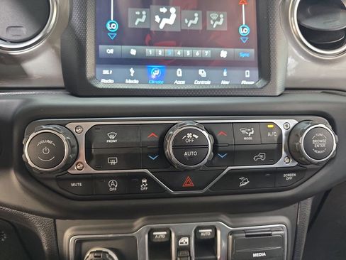 Used 2018 Jeep Wrangler Unlimited Sahara AWD/4WD image 19