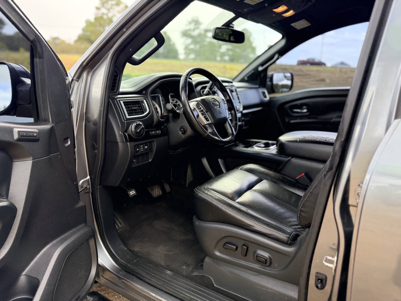 Used 2018 Nissan Titan SL w/ Midnight Edition RWD image 11