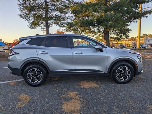 Used 2024 Kia Sportage LX image 3