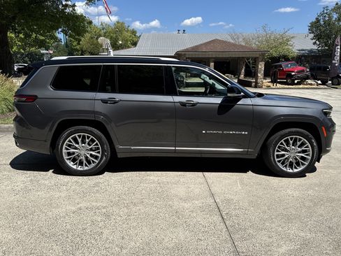 Used 2022 Jeep Grand Cherokee L Summit w/ Advanced Protech Group IV AWD/4WD image 8