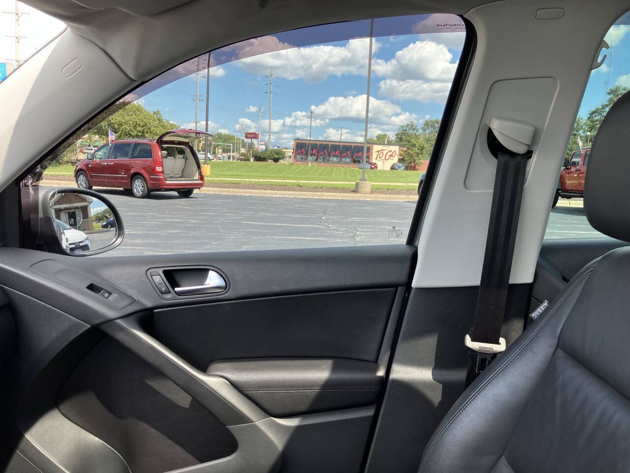 Used 2010 Volkswagen Tiguan SE AWD/4WD image 18
