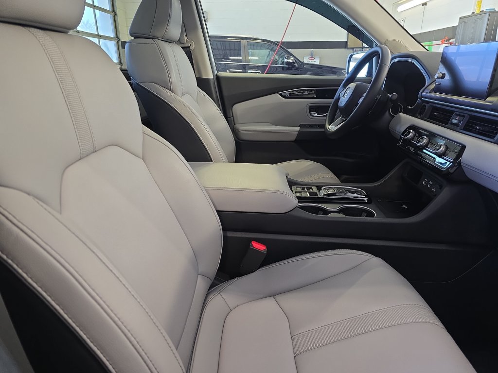 Used 2025 Honda Pilot Touring image 11