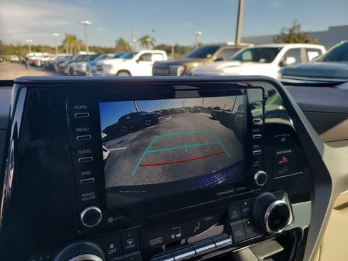Used 2022 Toyota Highlander XLE FWD image 24