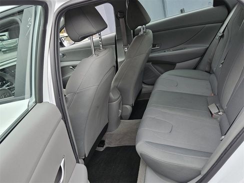 Used 2025 Hyundai Elantra SE image 10