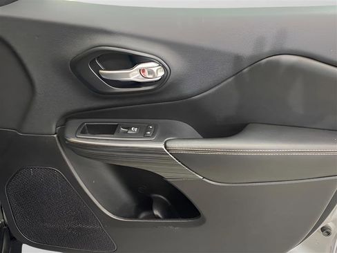 Used 2016 Jeep Cherokee Limited image 20