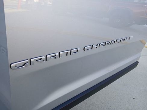 New 2025 Jeep Grand Cherokee Limited w/ Luxury Tech Group II AWD/4WD image 37