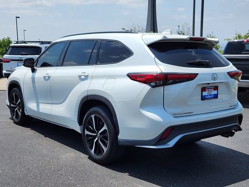 Used 2021 Toyota Highlander XSE AWD/4WD image 3