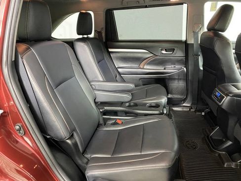 Used 2019 Toyota Highlander XLE AWD/4WD image 10