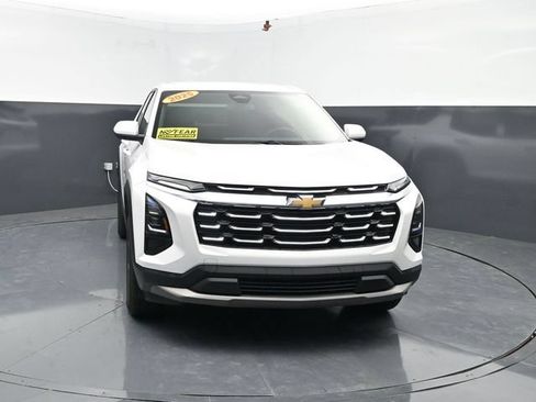 Used 2025 Chevrolet Equinox LT FWD image 2