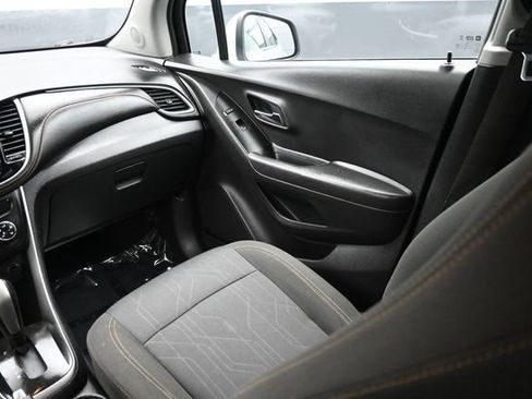 Used 2020 Chevrolet Trax LT FWD image 11
