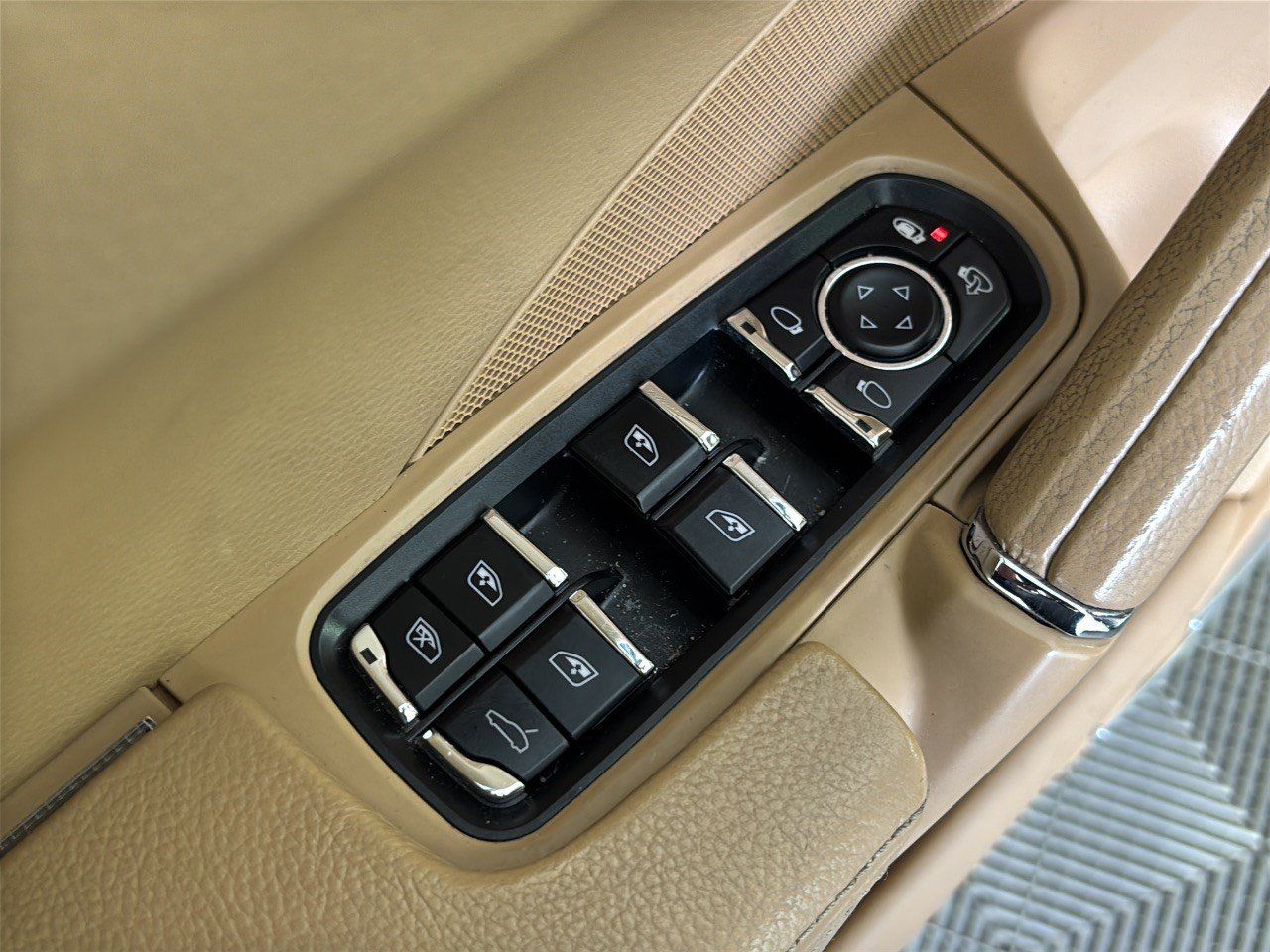 Used 2014 Porsche Cayenne Platinum Edition AWD/4WD image 15