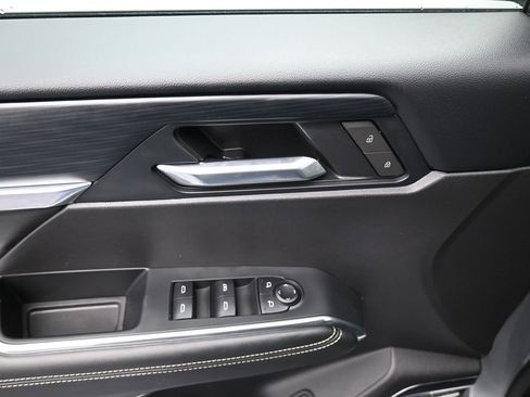 Used 2025 GMC Acadia Elevation image 11