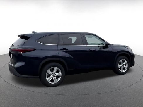 Used 2025 Toyota Highlander LE FWD image 10