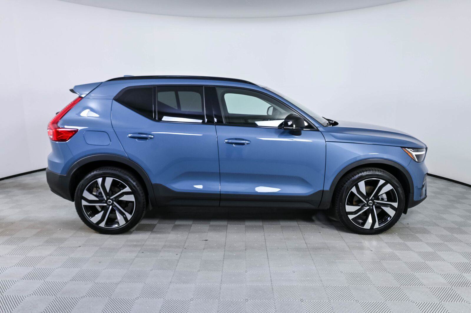 Used 2024 Volvo XC40 B5 Plus w/ Protection Package Premier AWD/4WD image 27