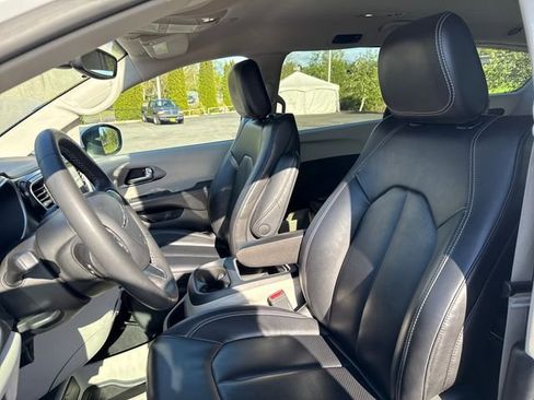 Used 2023 Chrysler Pacifica Touring-L FWD image 23
