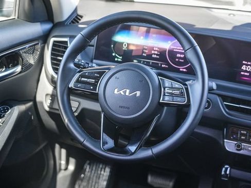 Certified 2025 Kia Seltos EX FWD image 16