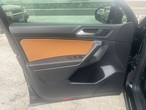 Certified 2019 Volkswagen Tiguan SE w/ Panoramic Sunroof Package image 12