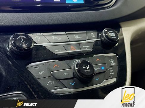 Used 2023 Chrysler Pacifica Touring-L FWD image 18