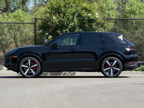 Used 2025 Porsche Cayenne S AWD/4WD image 2
