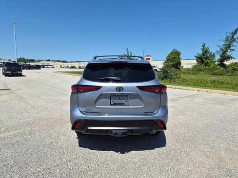 Used 2024 Toyota Highlander XLE AWD/4WD image 6