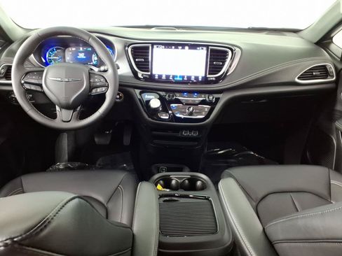 Used 2024 Chrysler Pacifica Limited FWD image 16
