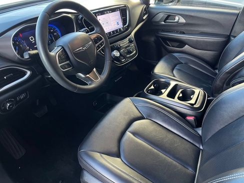 Used 2025 Chrysler Pacifica Select FWD image 10