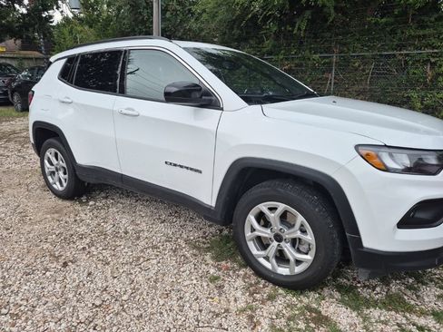Used 2025 Jeep Compass Latitude w/ Sun & Sound Group AWD/4WD image 4