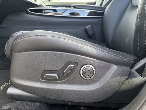 Used 2025 Genesis GV70 2.5T AWD/4WD image 13