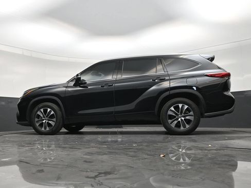 Used 2021 Toyota Highlander XLE FWD image 21