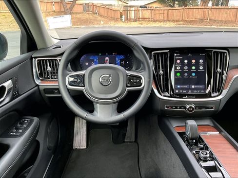 Used 2025 Volvo V60 B5 Cross Country Plus image 8