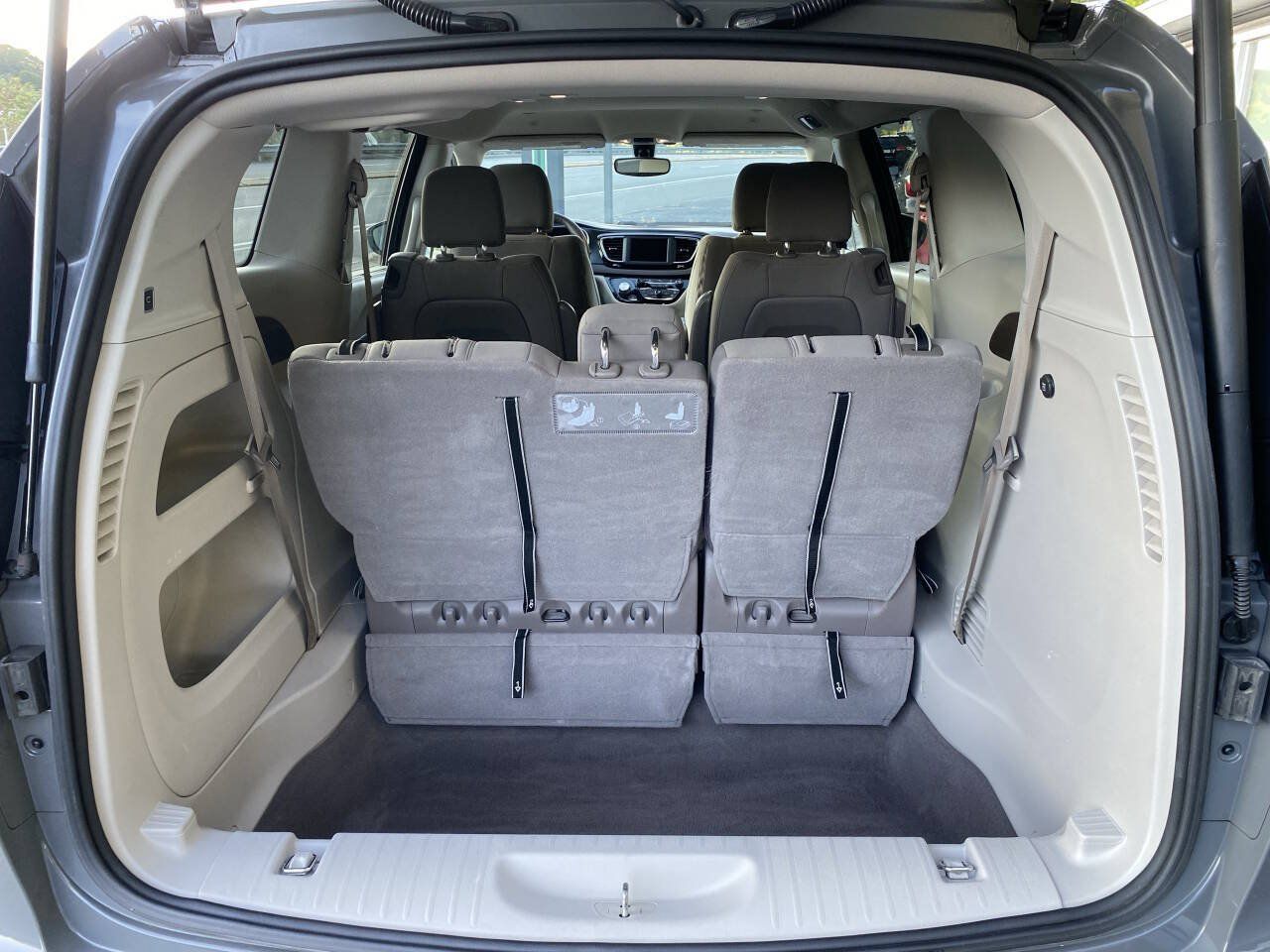 Used 2020 Chrysler Pacifica Touring FWD image 16