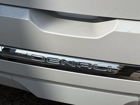 Used 2021 GMC Acadia Denali w/ Denali Technology Package image 5