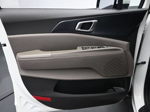 Used 2025 Kia Carnival FWD image 23