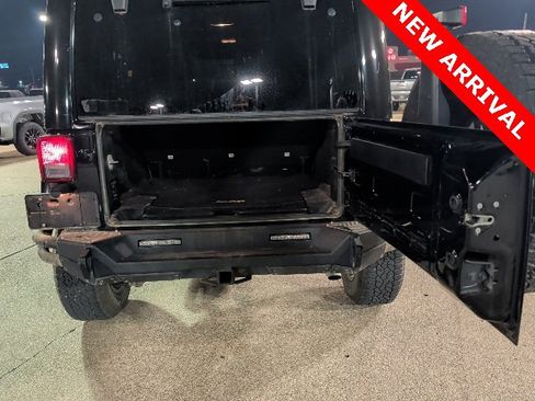 Used 2015 Jeep Wrangler Unlimited Sahara w/ Connectivity Group image 15