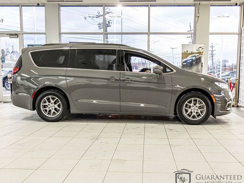 Used 2022 Chrysler Pacifica Touring image 10